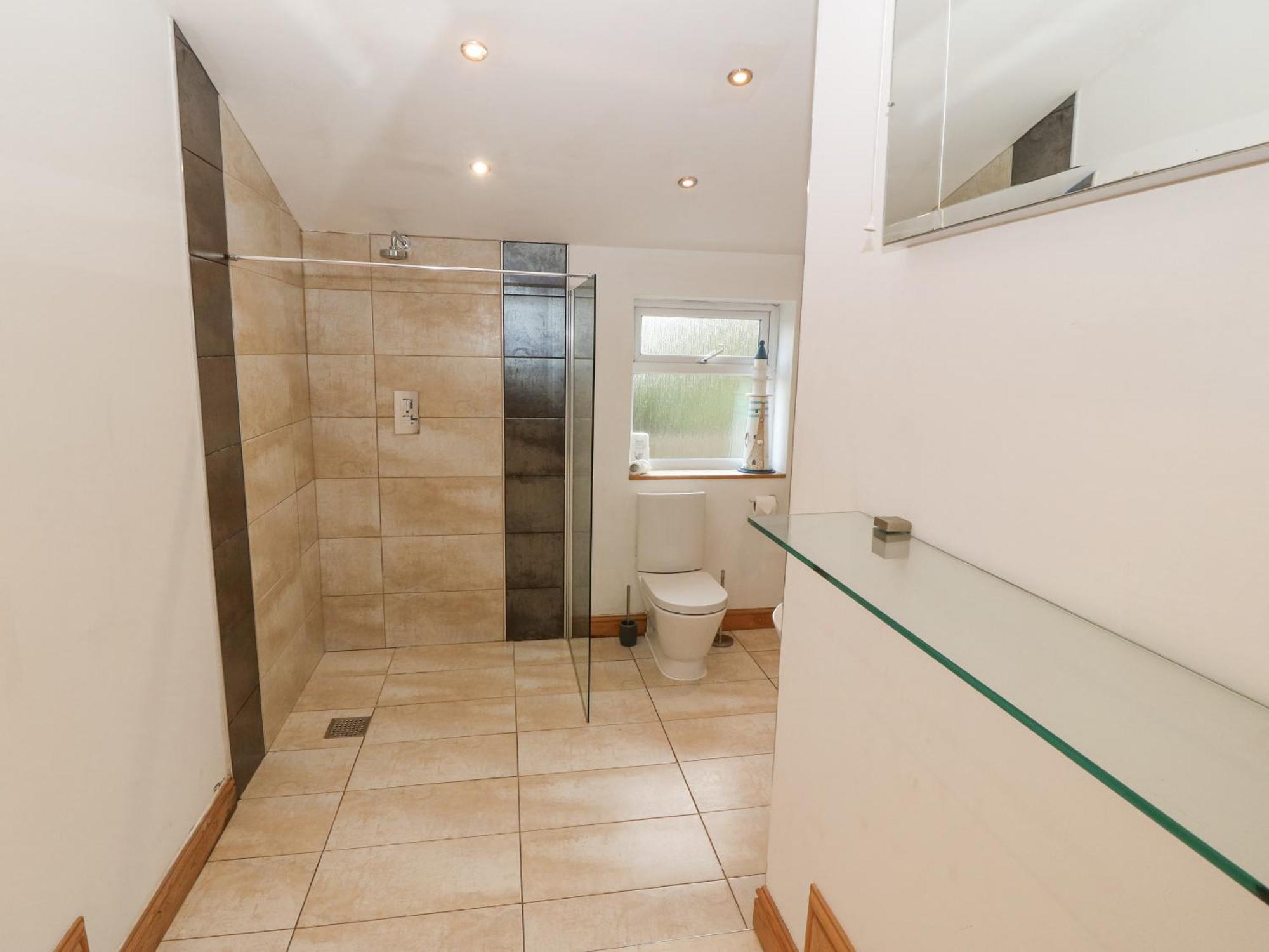 Coed Llai Villa Holyhead Bagian luar foto