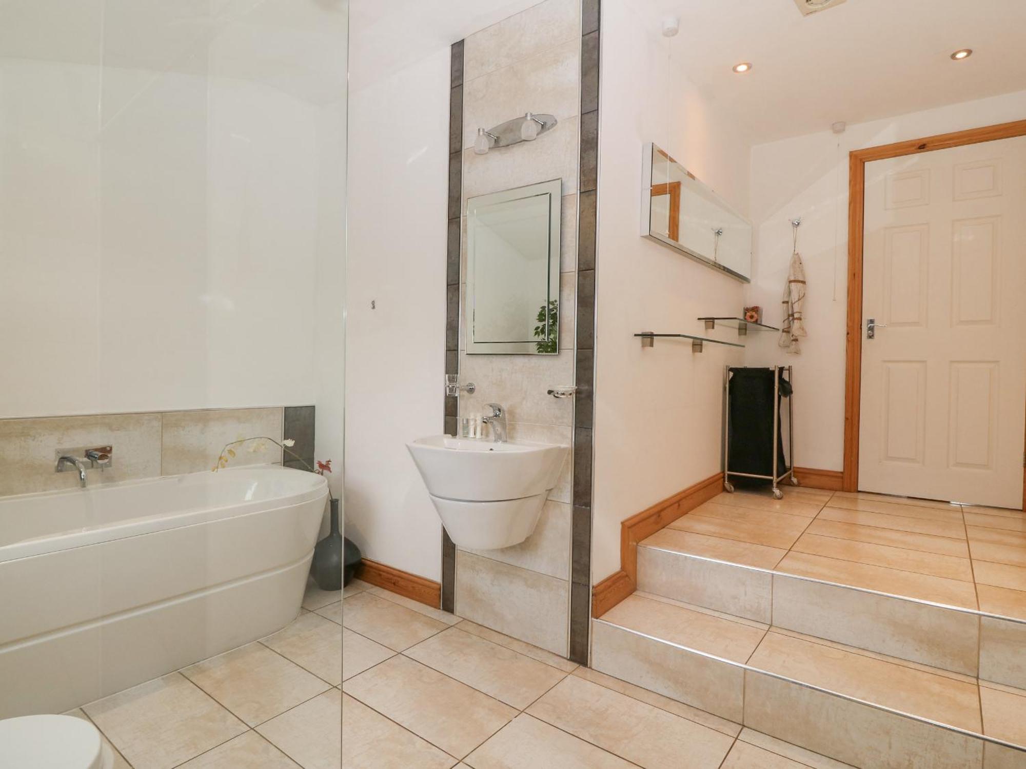 Coed Llai Villa Holyhead Bagian luar foto