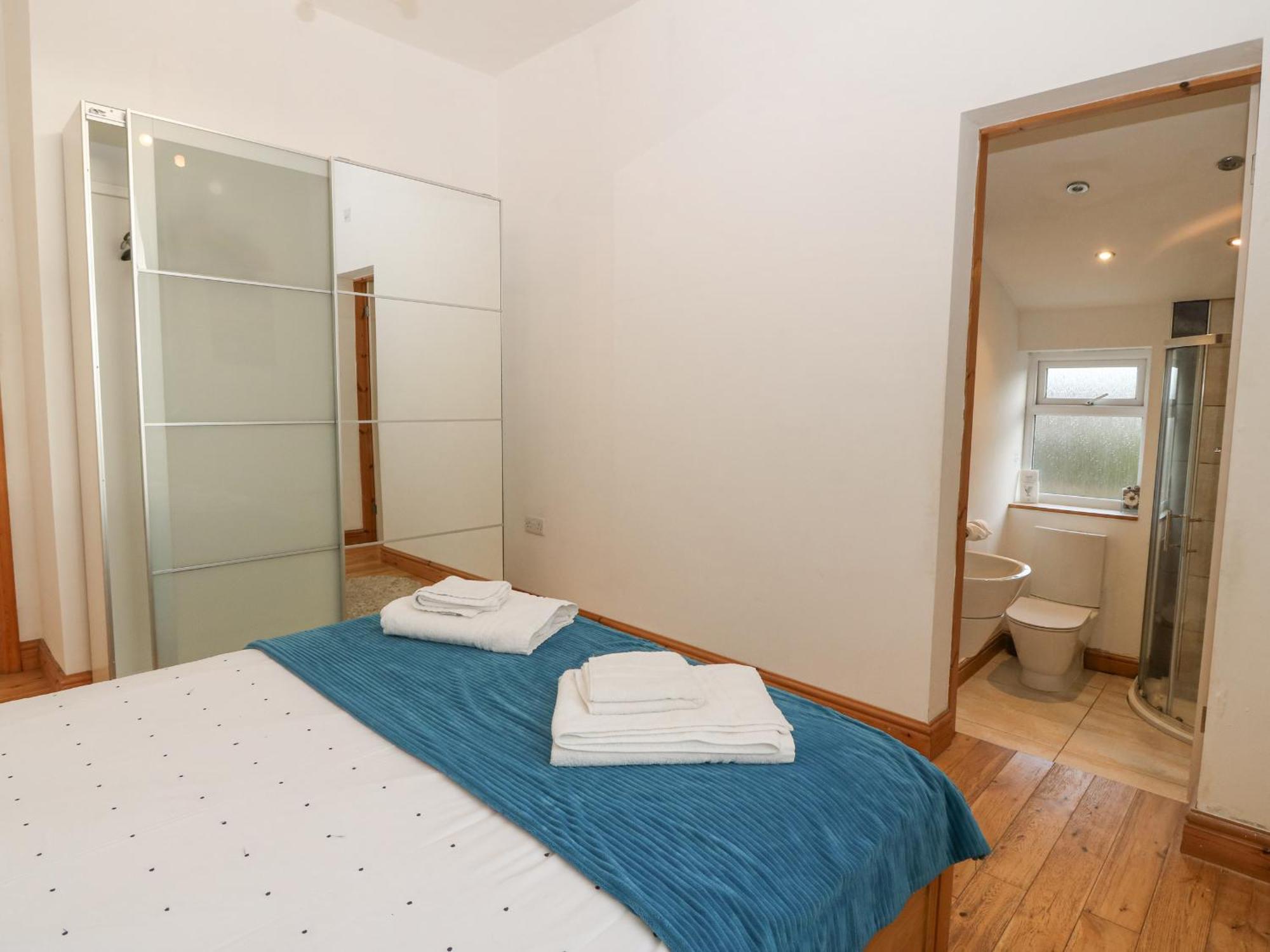 Coed Llai Villa Holyhead Bagian luar foto