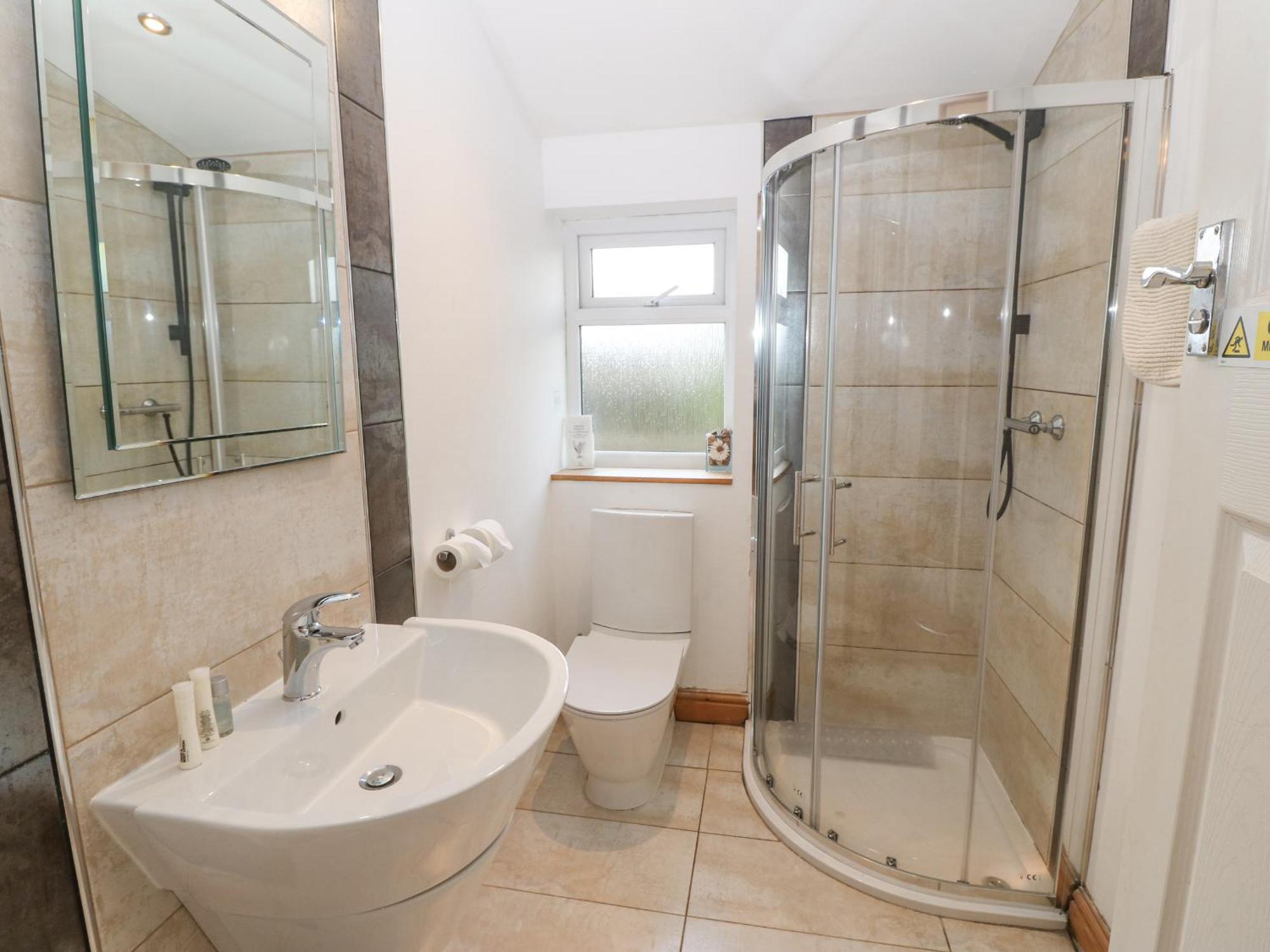 Coed Llai Villa Holyhead Bagian luar foto